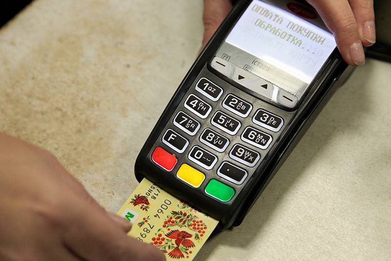 Как расплатиться картой сбербанка в магазине?