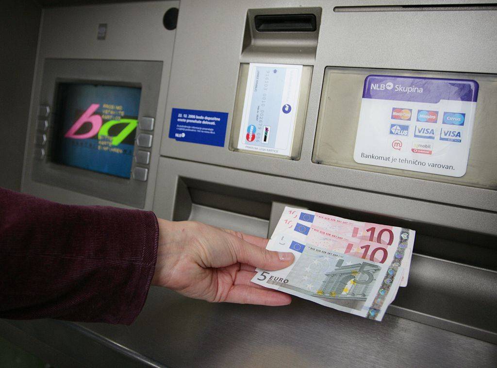 В каких банкоматах российских банков можно снять иностранную валюту: доллары, евро, фунты или йены