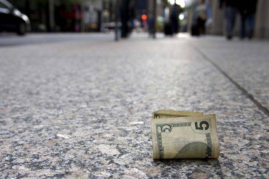 Если были найдены деньги на улице, можно ли их брать: что об этом говорят приметы