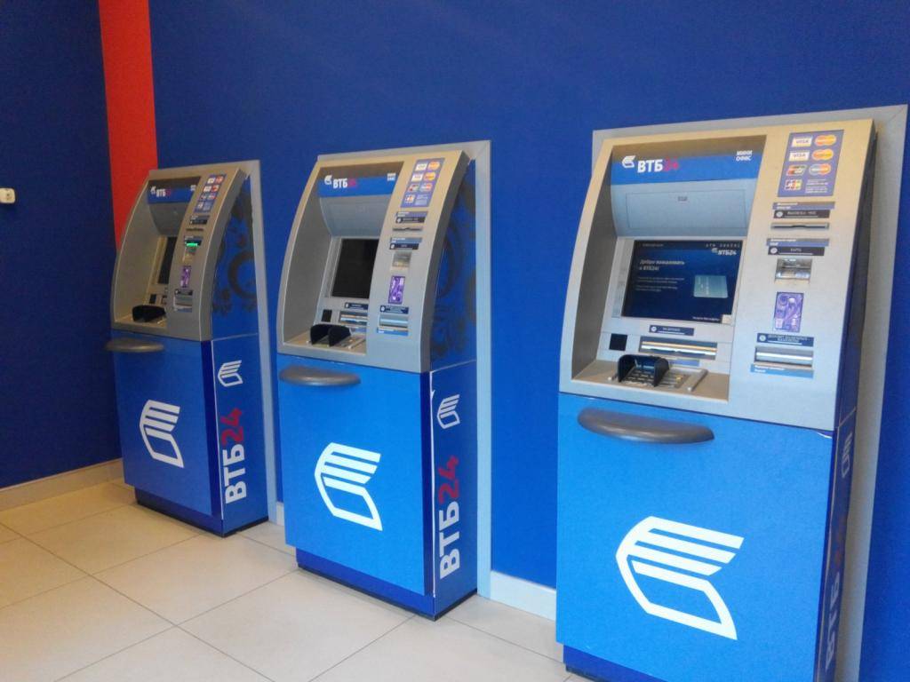 Снять доллары или евро в банкомате - в каких банкоматах российских банков можно снять валюту в 2021 году