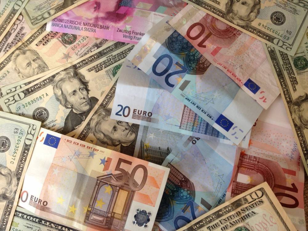 Как выгодно поменять доллары на евро: способы