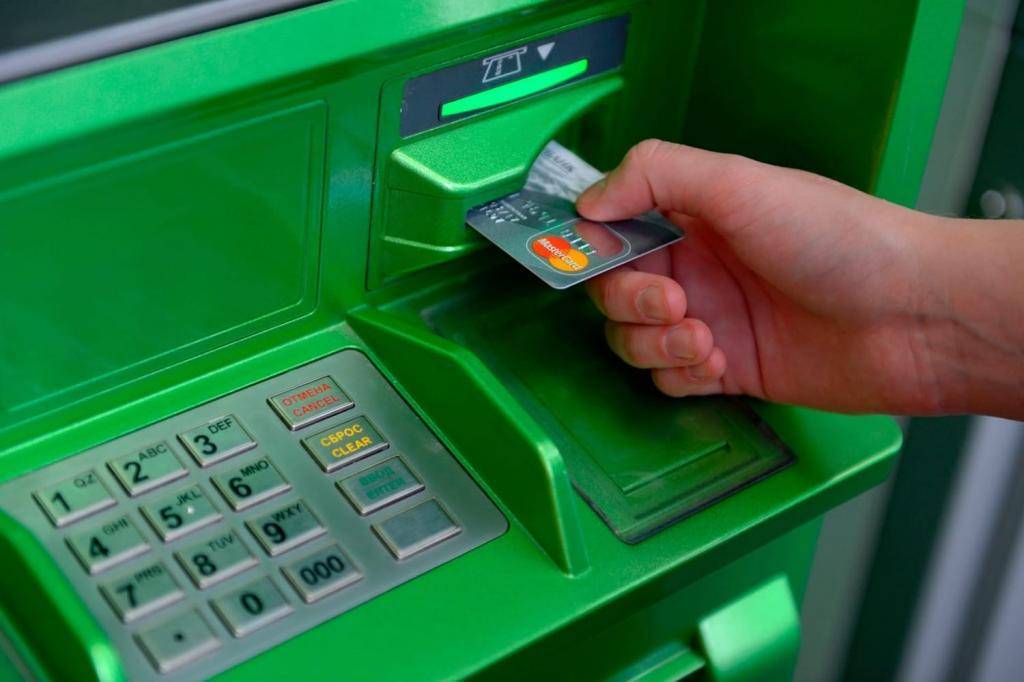 Какой стороной вставлять карточку в банкомат сбербанка и чем грозит неправильный ввод