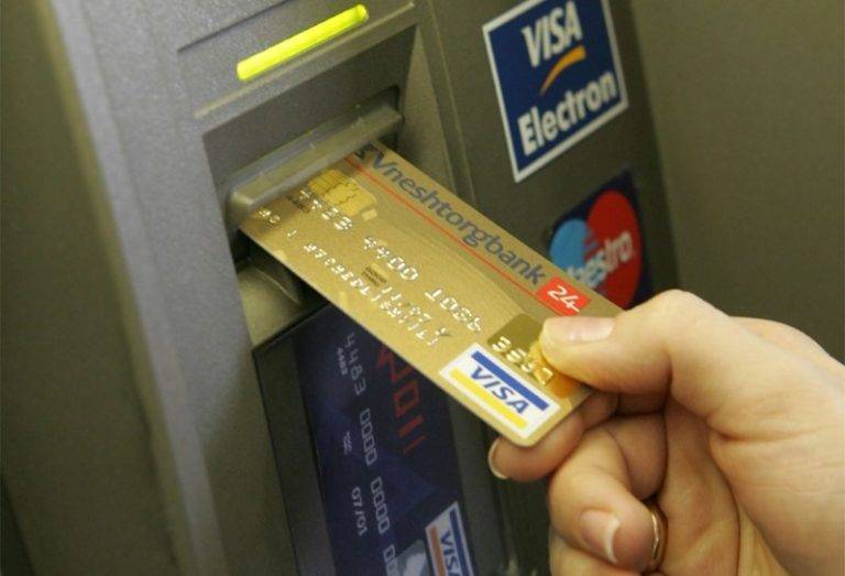 Как и какой стороной вставлять карту в банкомат сбербанка или другого банка?