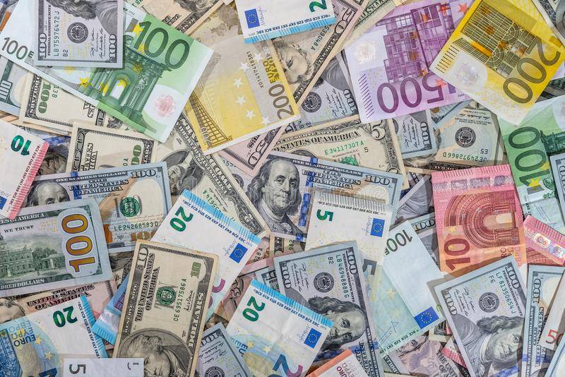 Как выгодно поменять доллары на евро