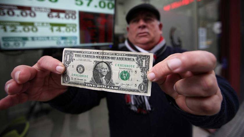 Эксперты предсказали судьбу доллара на 2021 год и назвали валюты, в которые не стоит вкладываться