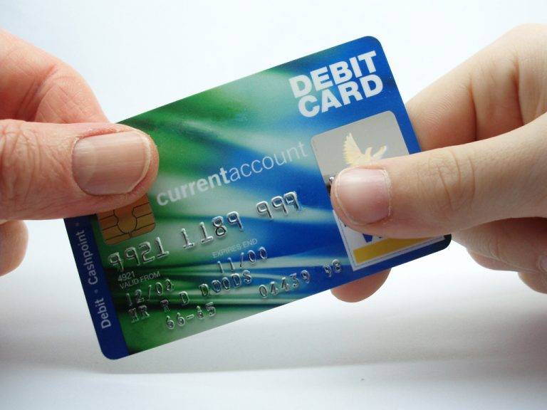 В чем отличие кредитных карт от дебетовых и какую лучше выбрать