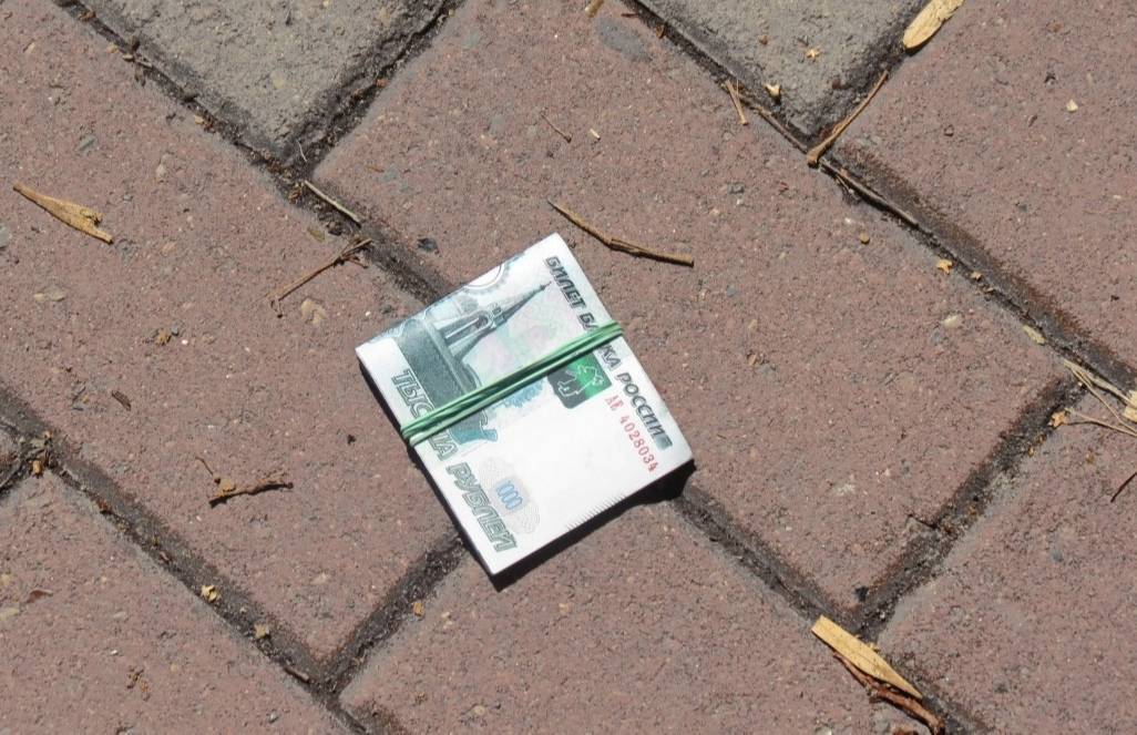 Найти бумажные деньги на улице: приметы, к чему находишь деньги и что делать