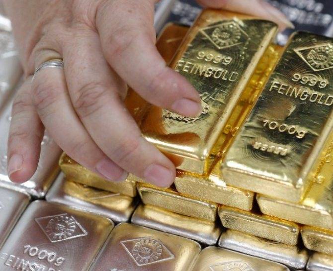 Стоит ли вкладывать деньги в золото в 2021 году: плюсы и минусы инвестиций