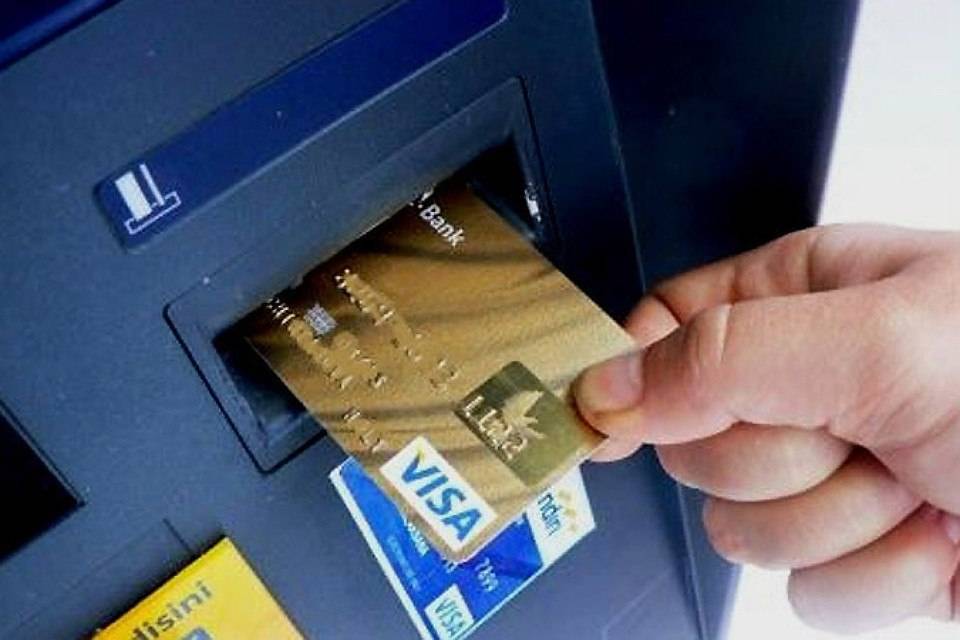 Как вставить банковскую карточку в банкомат нужной стороной